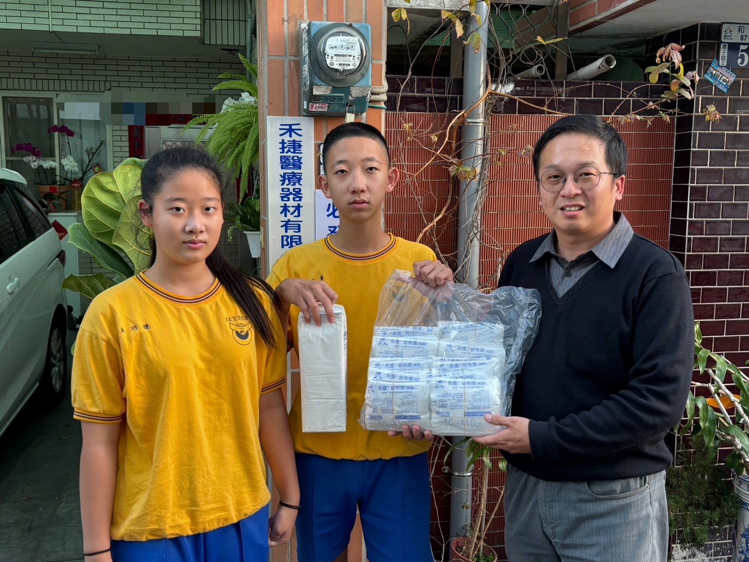 北新國中白禾軒（右二）、白巧捷（左ㄧ），捐助白沙屯醫療組進香所需醫療物資。