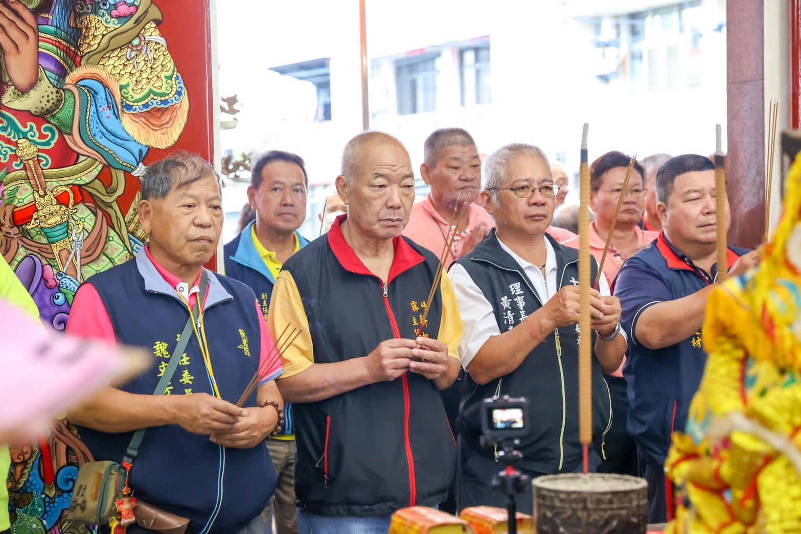 十八庄媽祖駐駕新德宮，貴賓於宮內舉香祭拜