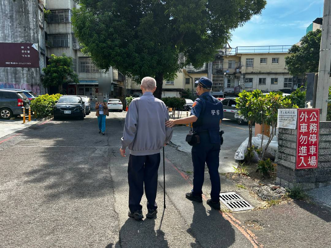協助老翁返家1