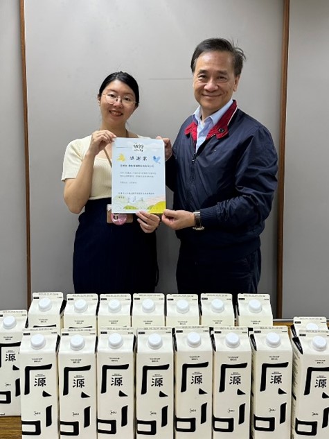協會執行長王子瑜頒發感謝狀給源新發董座黃世榮