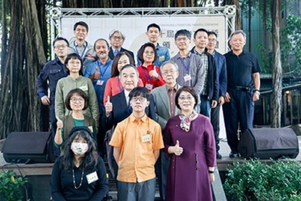 ▲去年12月第10屆臺中文學獎頒獎典禮副市長黃國榮及文化局長陳佳君與各文類第1名得獎者。（圖/記者澄石翻攝）