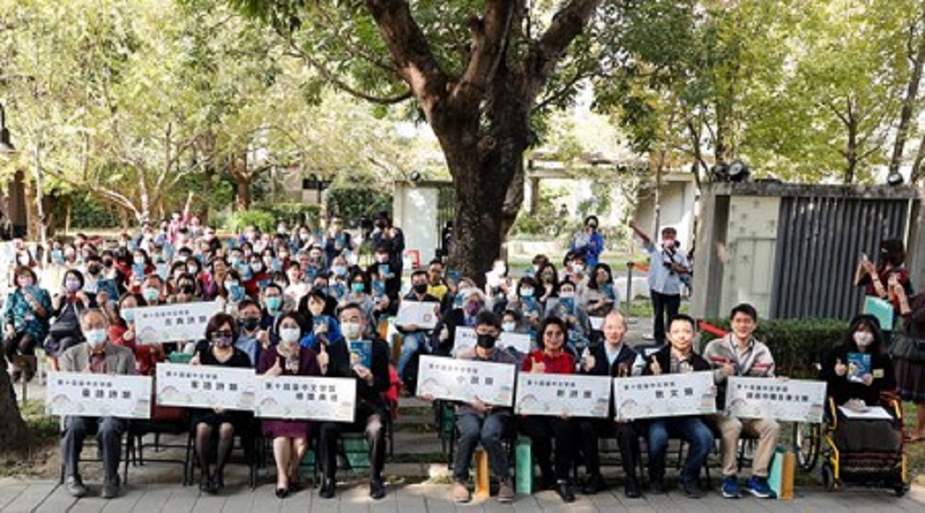 ▲去年12月第十屆臺中文學獎頒獎典禮來自各地得獎者與文學創作者在臺中文學館歡喜相逢。(圖/記者澄石翻攝)