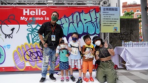 去年「just+fun+新北」街頭文化節現場的塗鴉藝術家帶領民眾進行塗鴉互動體，今年也設有好玩的塗鴉體驗區唷