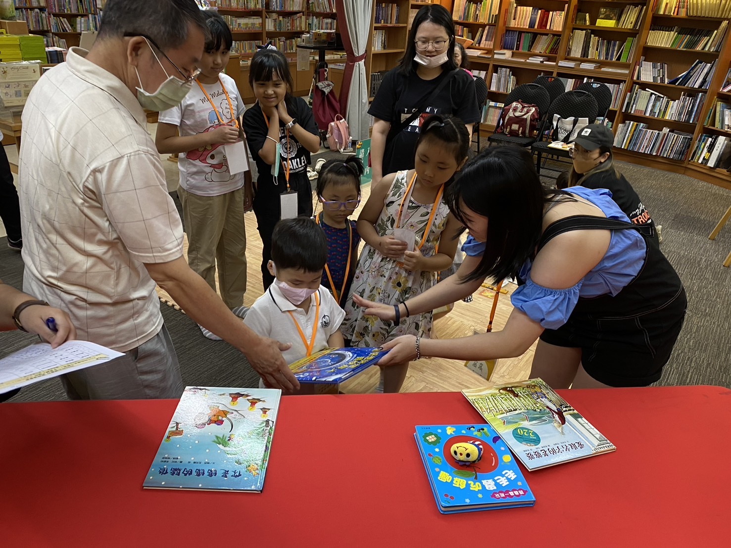 參加「二手書籍大風吹」的小朋友,帶家中的二手書籍到現場進行交換 0