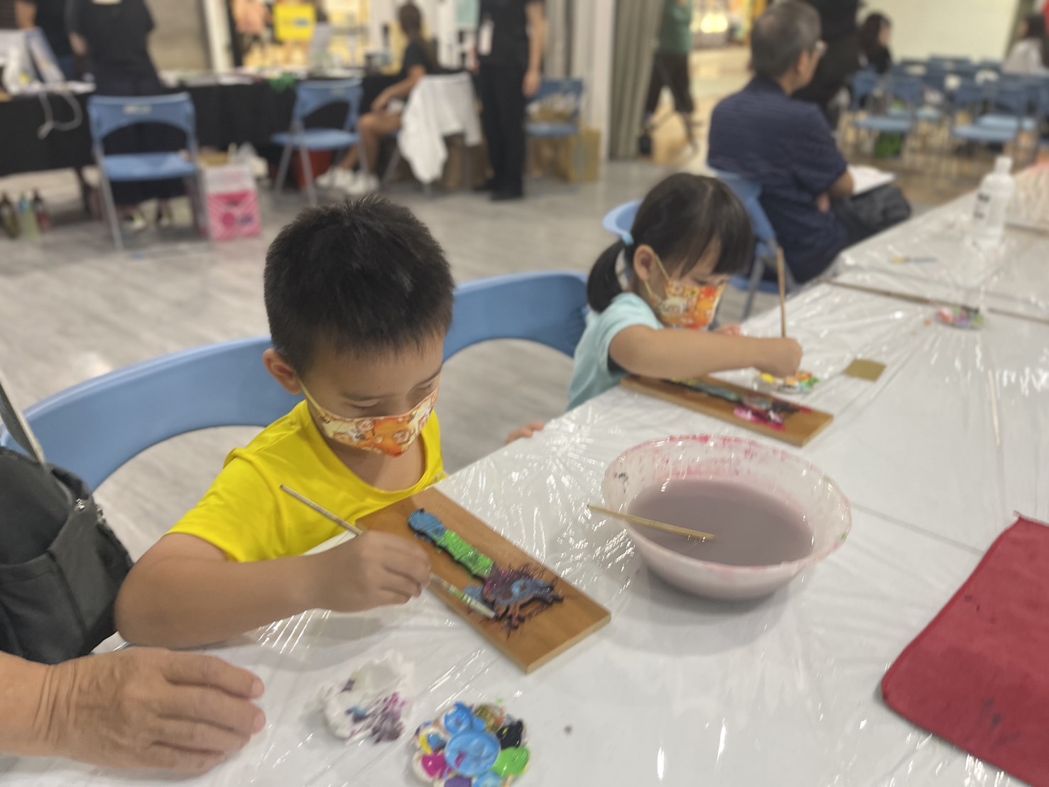 參加彩繪技藝親子diy的小朋友專心繪製作品1 0