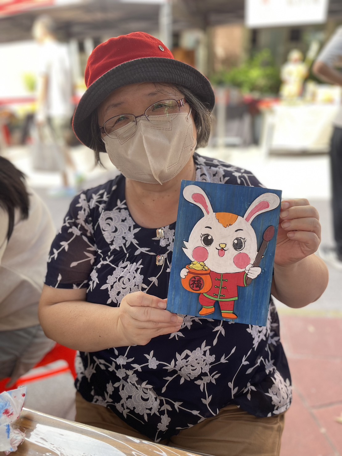 參與彩繪體驗的民眾,以國寶級大師純手工雕出的錢兔圖騰模型進行獨一無二的彩繪