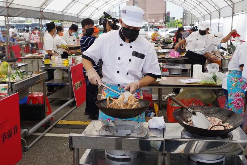 參賽者全神貫注投入烹調客家小炒 0