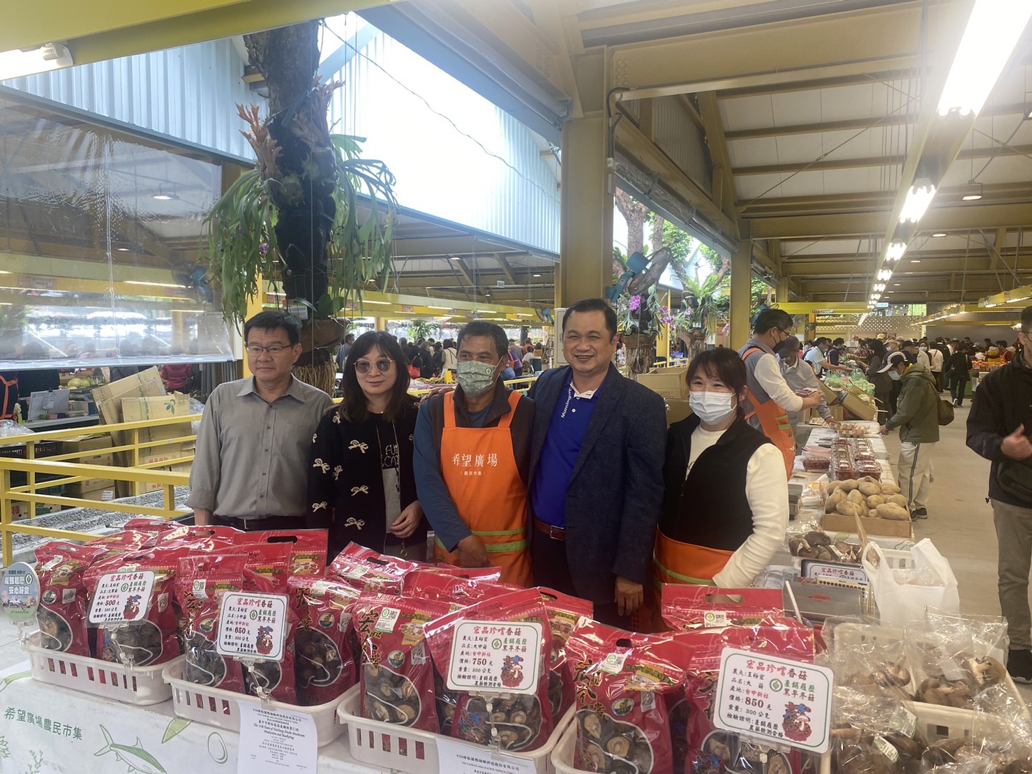 台中市優質枇杷北上希望廣場展售