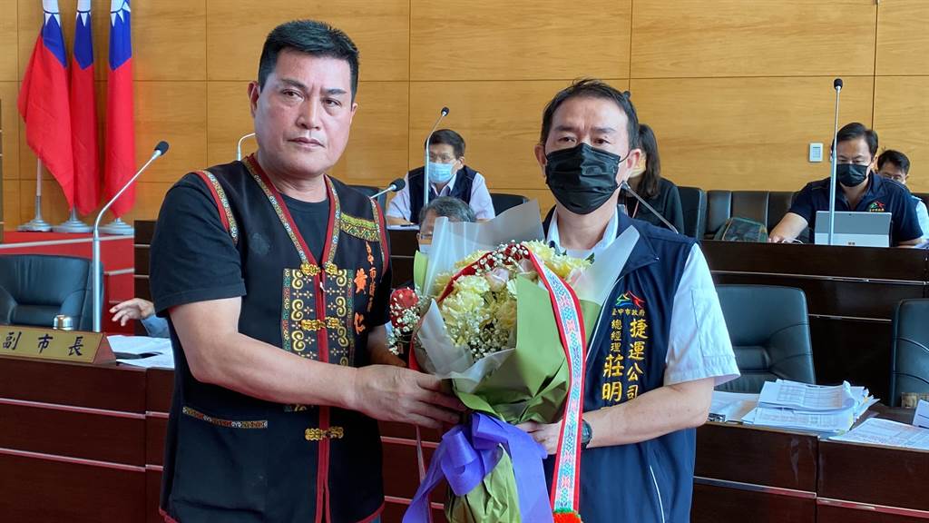 ▲中市議員黃仁昨(17)日在議會質詢時，為了表示悼念，因此準備了一束花請中捷總經理莊明聰代為轉送其家屬。(圖/記者謝榮浤翻攝)