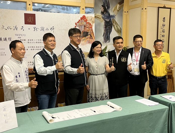 台中市民政局副局長彭岑凱、中臺科技大學校長陳錦杏、台灣媽祖研究協會理事長蔡相煇、梧棲區長溫國宏等人到場參加浩天宮第二屆媽祖論壇。（記者陳金龍攝）