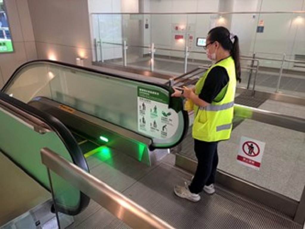 ▲台中捷運落實防疫措施各站設備均定時消毒。(圖/記者澄石翻攝)
