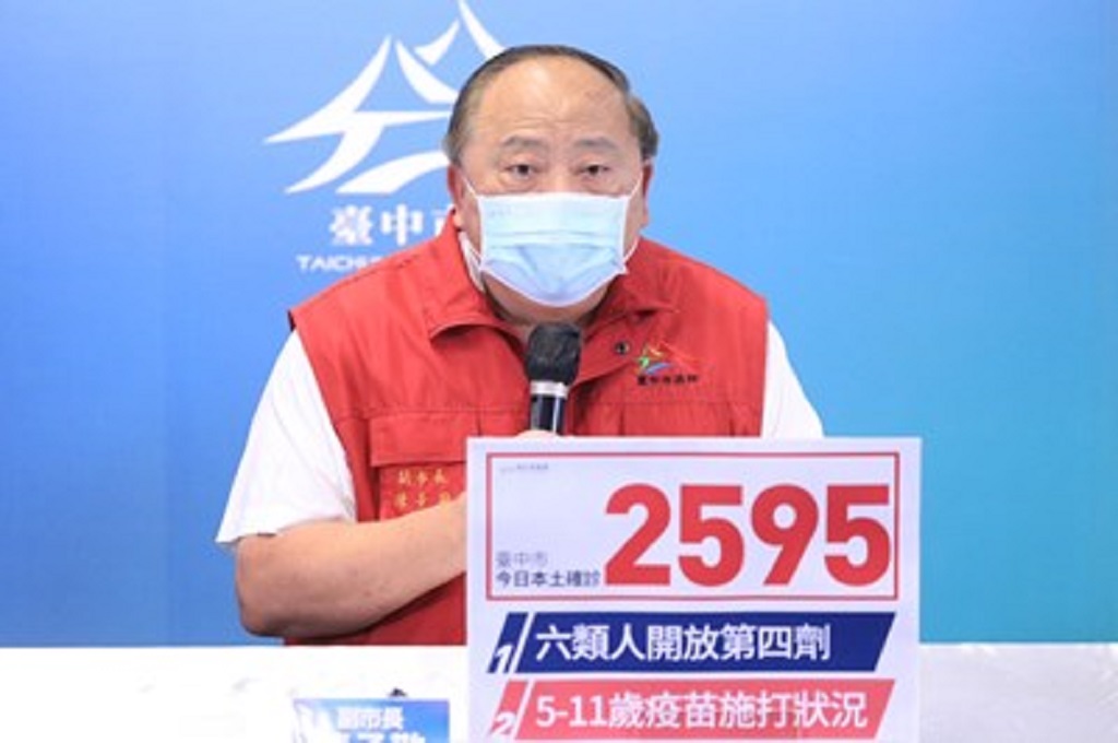 ▲台中市副市長陳子敬說明台中疫情即將進入平原期概況，籲請市民仍應持續落實防疫措施。（圖/記者澄石翻攝）
