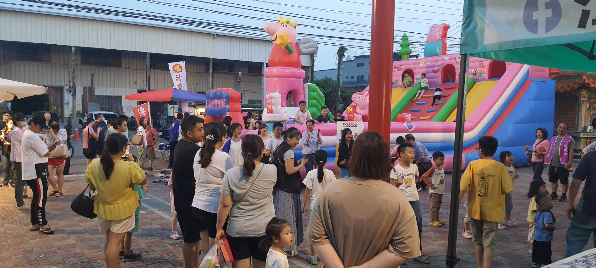 台中霧峰區四德里舉辦親子同樂會，充氣城堡成焦點歡樂盛況空前。