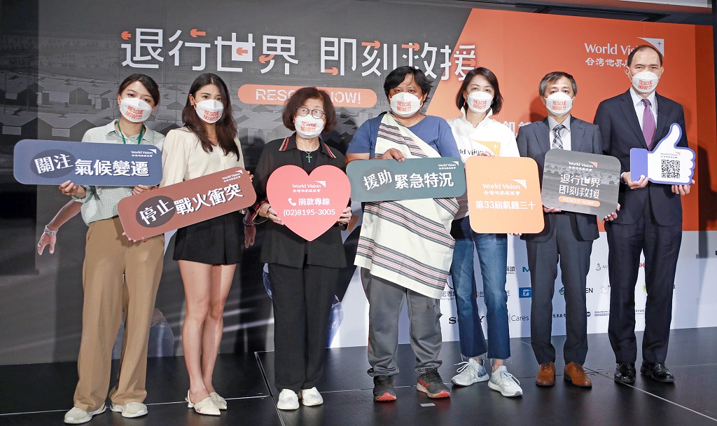 台灣世界展望會會長李紹齡（右三）與特況家庭（右四），外交部亞非司司長楊心怡（右一），財團法人賑災基金會吳欣隆執行長（右二），英業達集團公益慈善基金會公益小組葉清 3