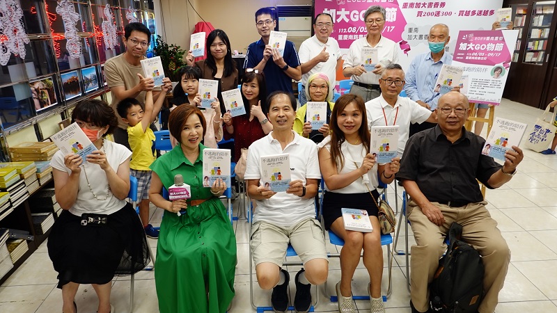 名作家楊月娥為民眾導讀她撰寫的催淚長照「工具書」《不逃跑的陪伴》，內容精采，與 0