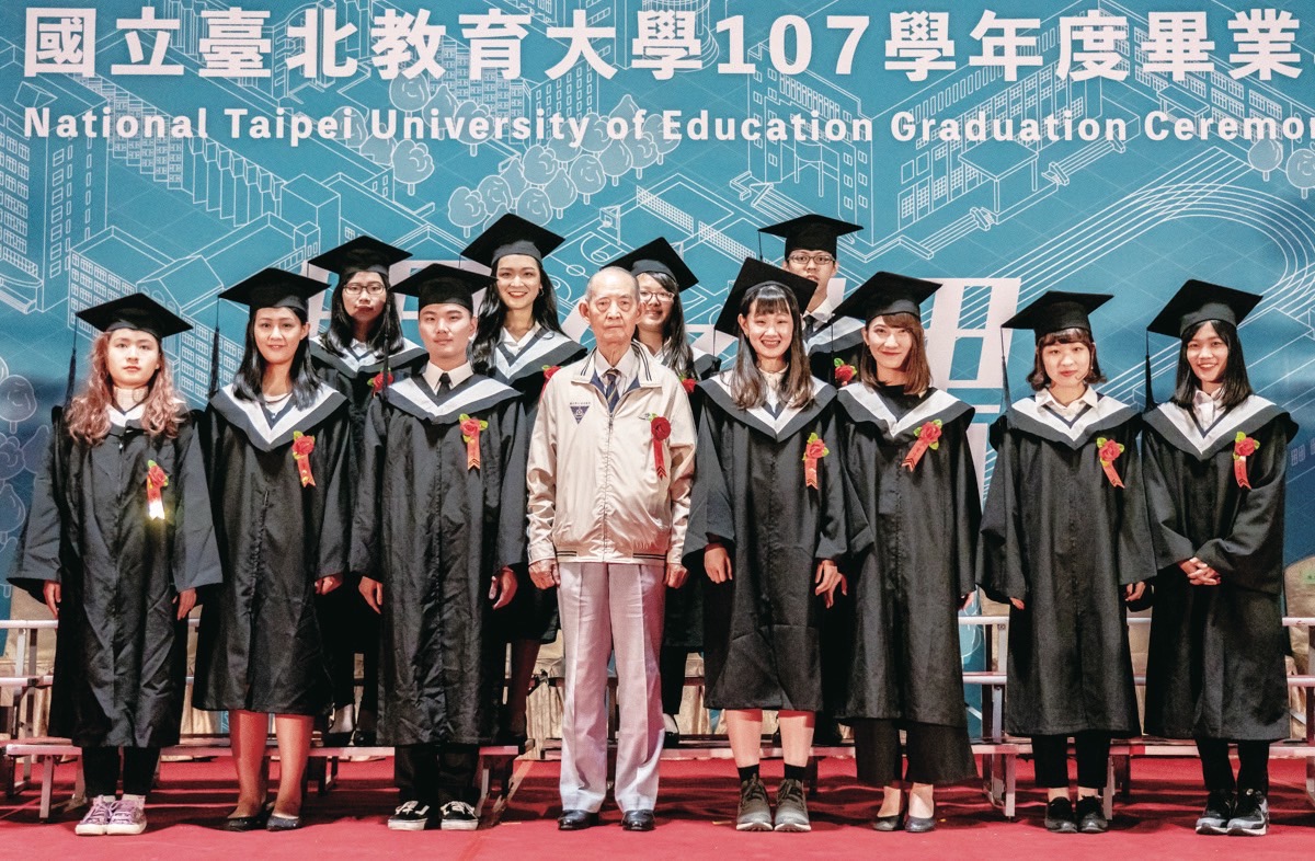 吳萬福教授與國北教大107學年度畢業典禮合影 0