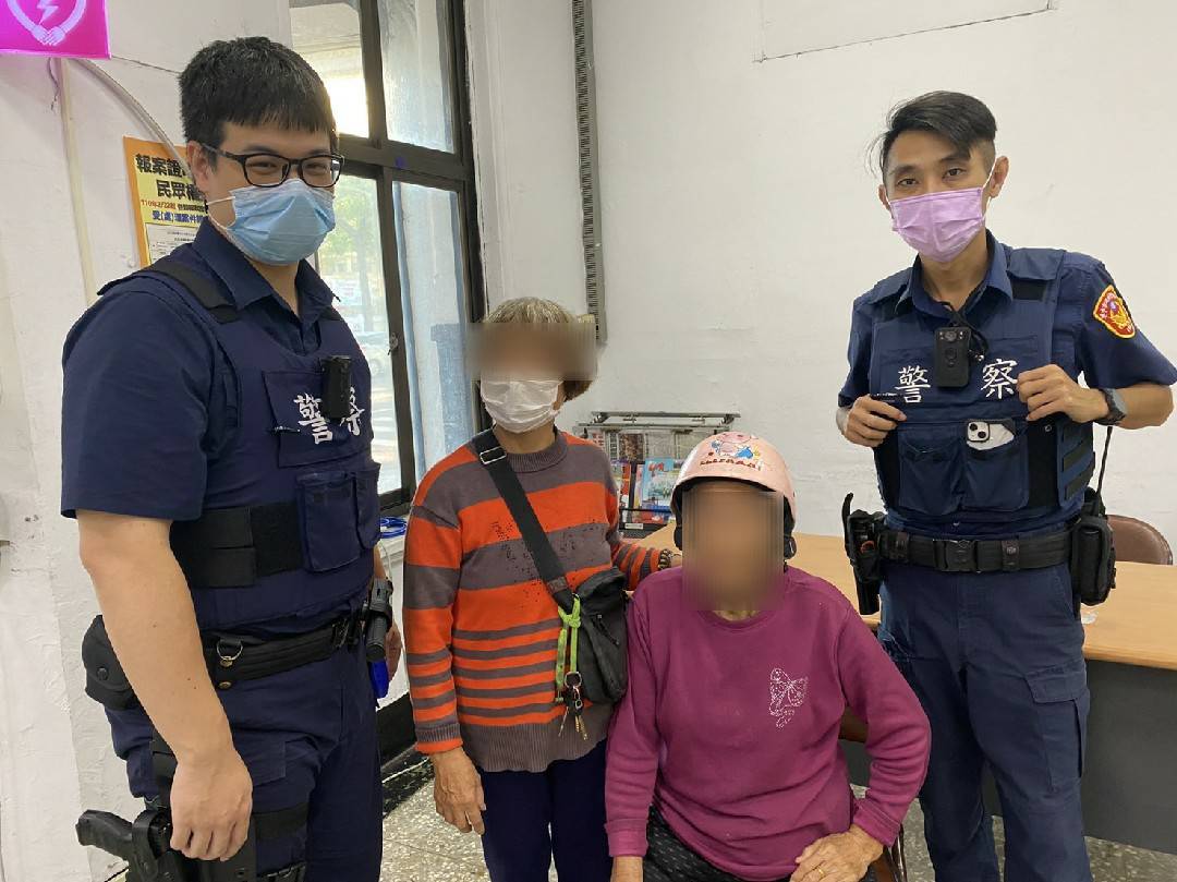 員警助老婦返家1