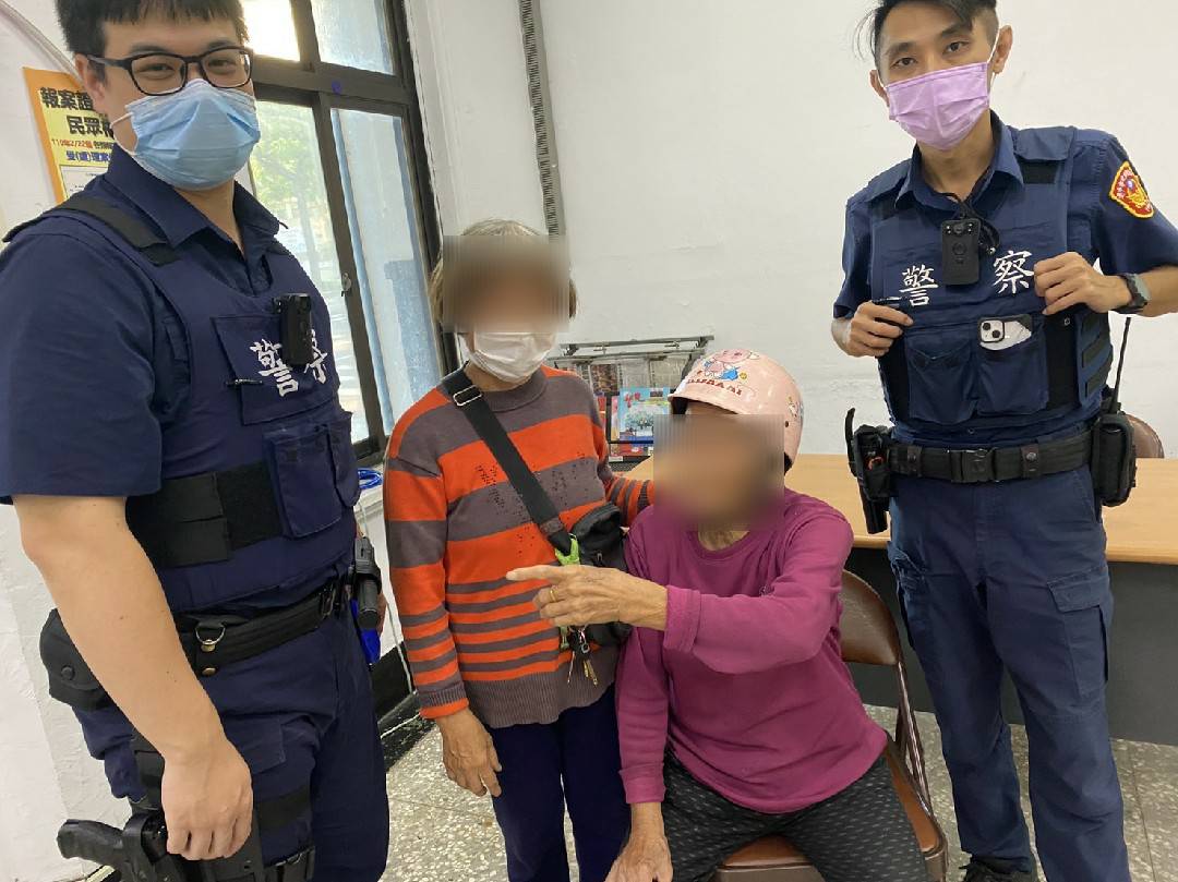 員警助老婦返家2