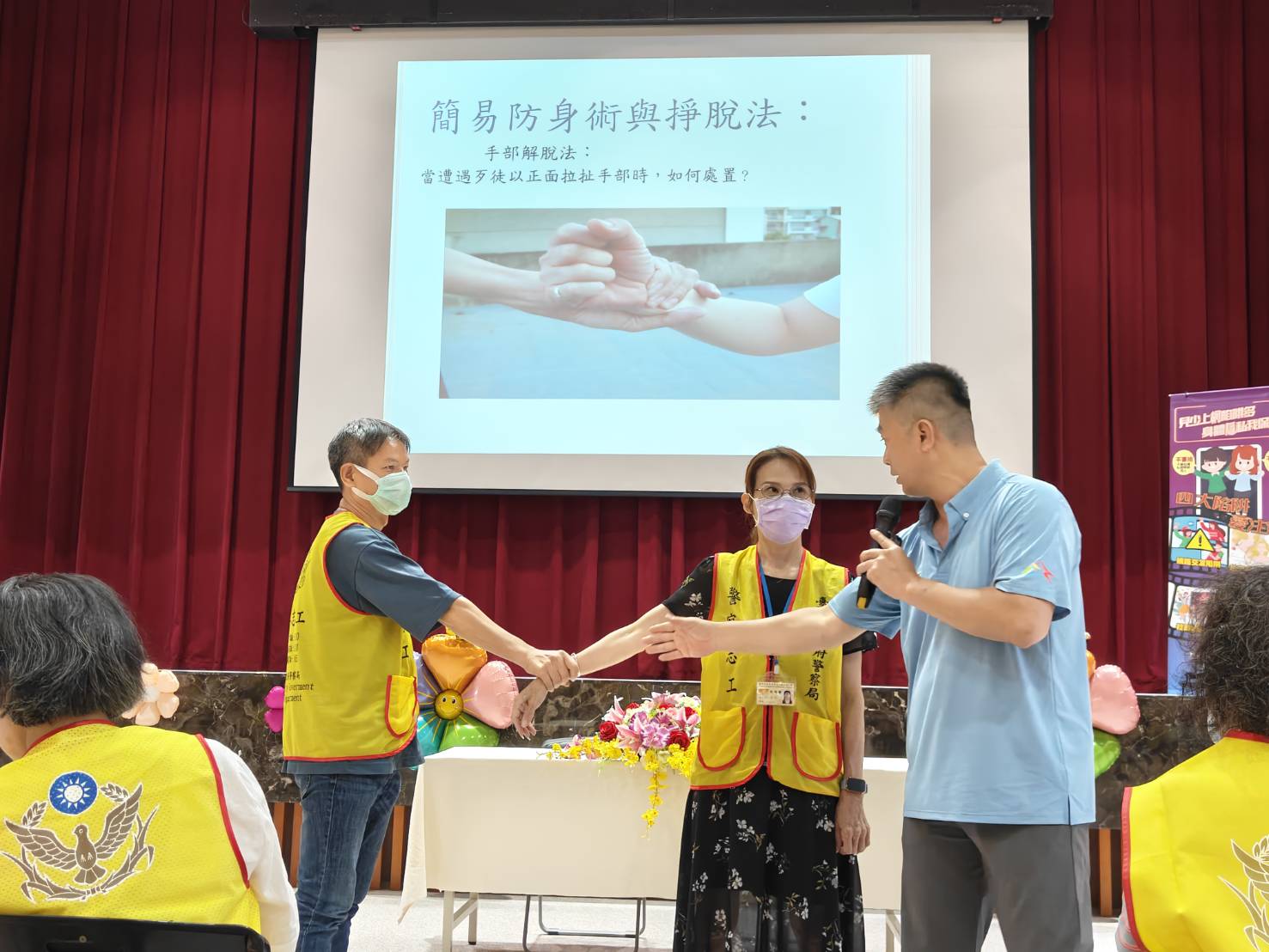 員警向所屬志工教導「簡易防身術與掙脫法」。