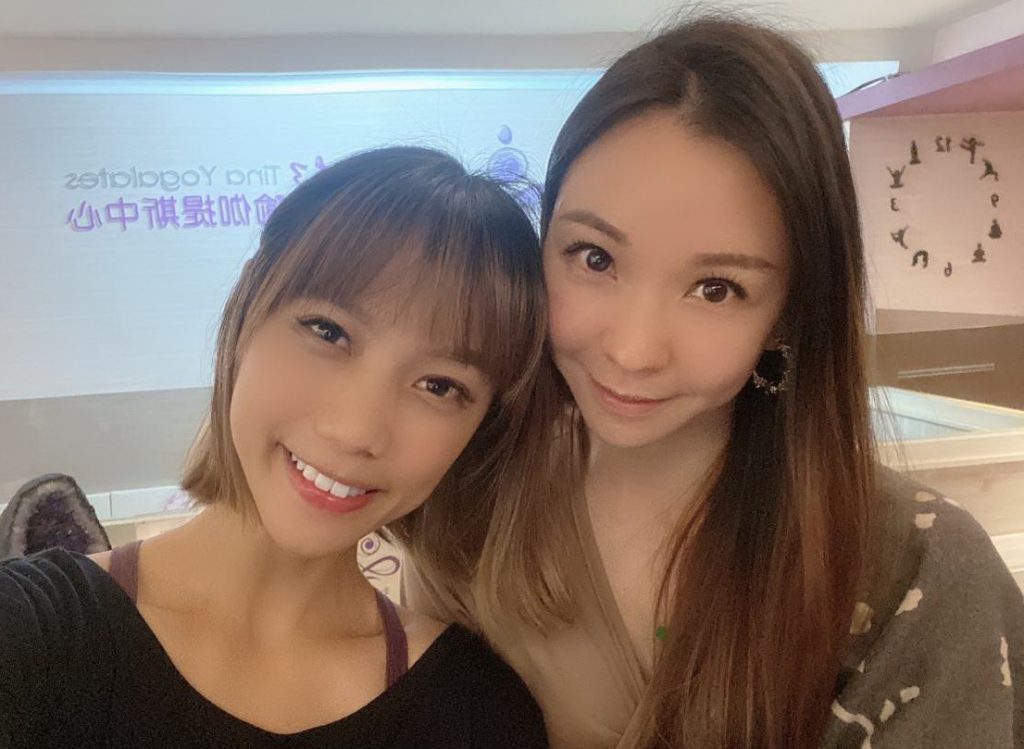 ▲唐幼馨(右)和吳怡農新婚妻子顏采薇(左)情同姊妹。（圖/記者澄石翻攝）