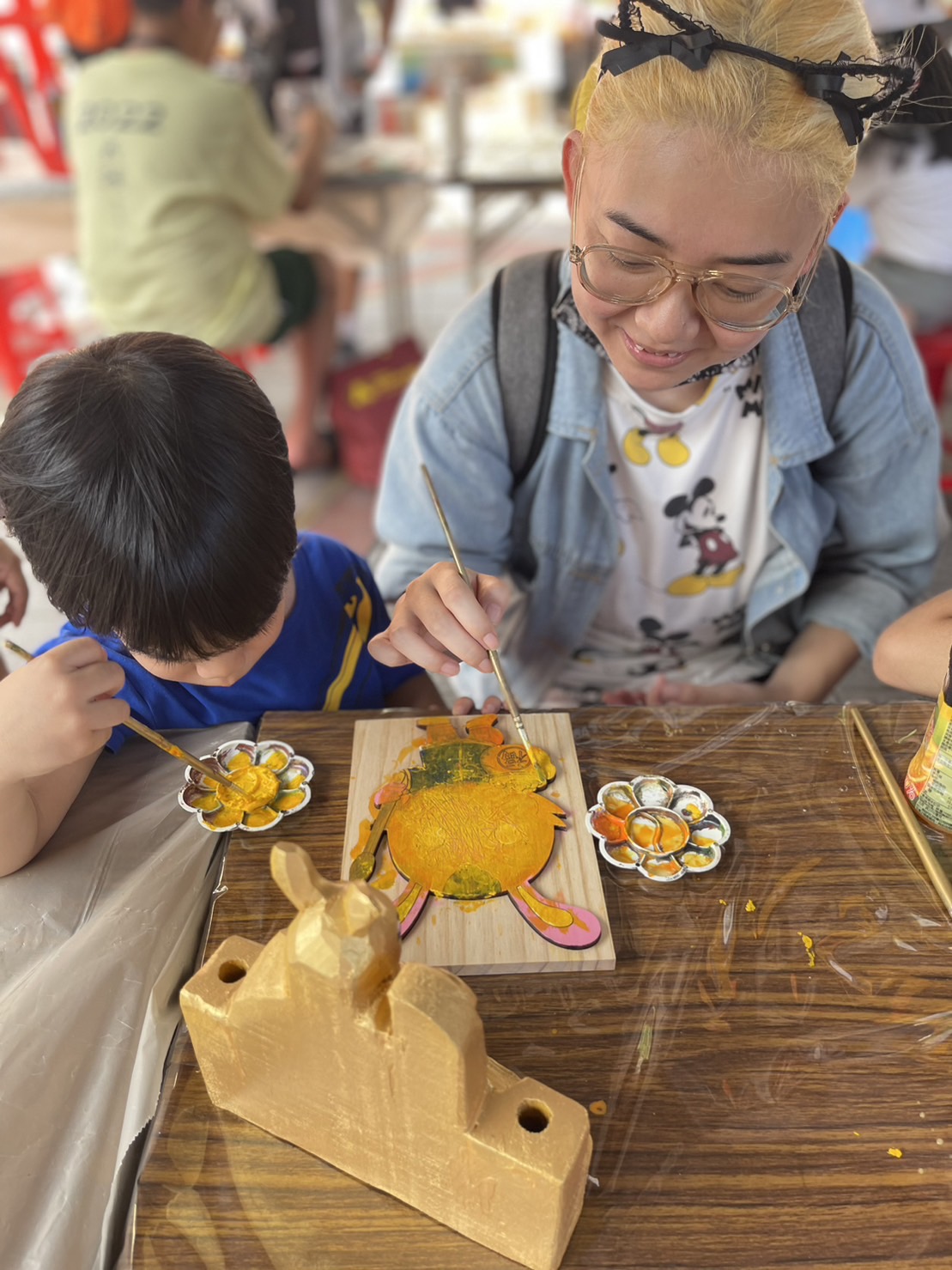 國寶級大師以純手工雕出錢兔圖騰模型供民眾彩繪