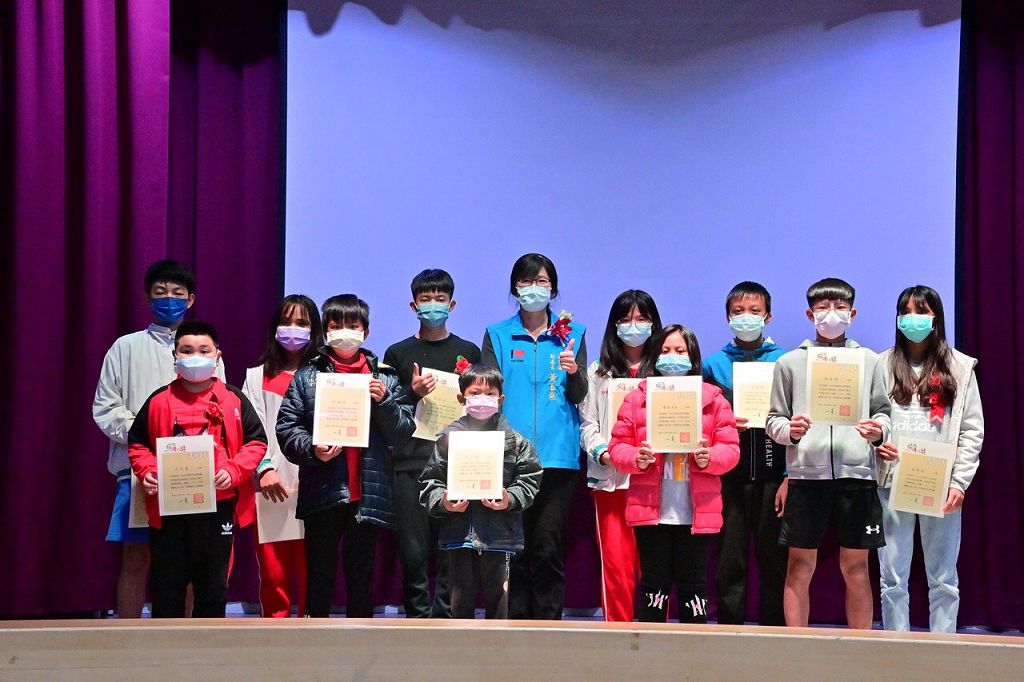 圖1，台東縣政府教育處副處長黃玉燕頒獎給普仁小太陽。