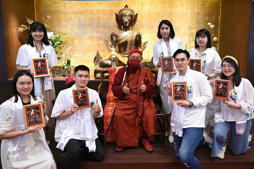 圖1，心道法師頒贈龍樹菩薩唐卡聖像代表法脈傳承