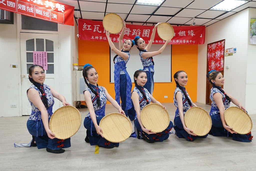 圖2.紅瓦民族舞蹈團表演《摘茶細妹》。