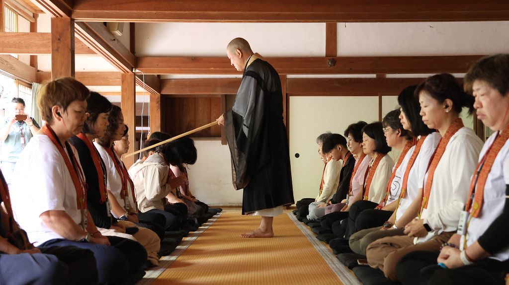 圖2，永源寺「打香板」體驗。