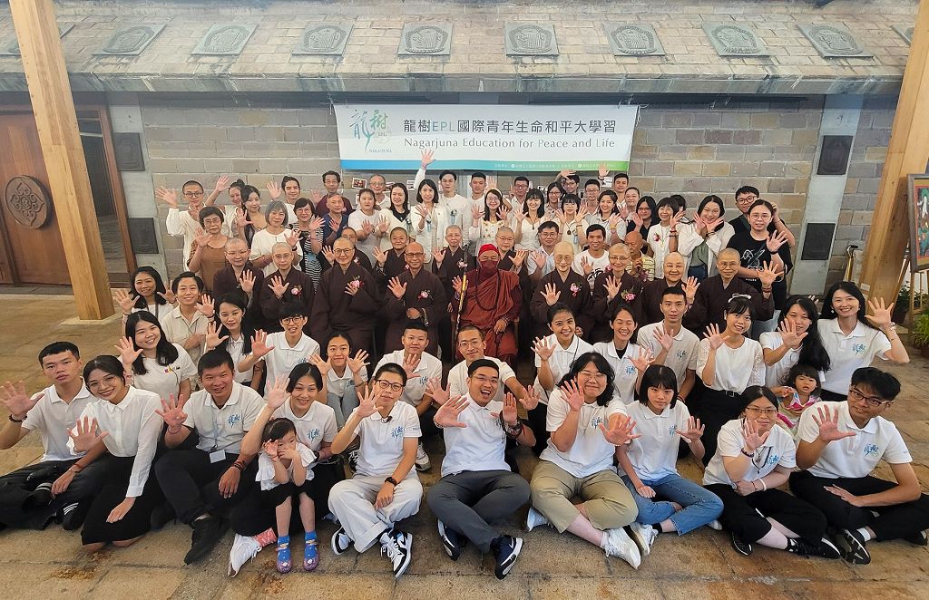 圖2，第五屆畢典全體大合照