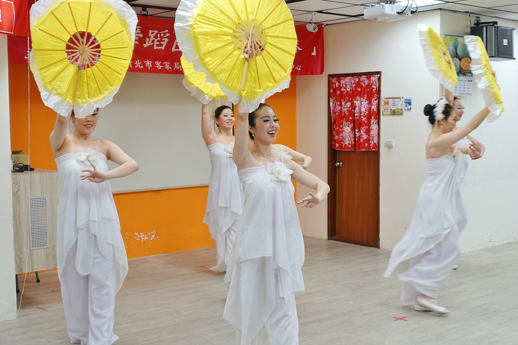圖3.紅瓦民族舞蹈團表演《油桐花開》。