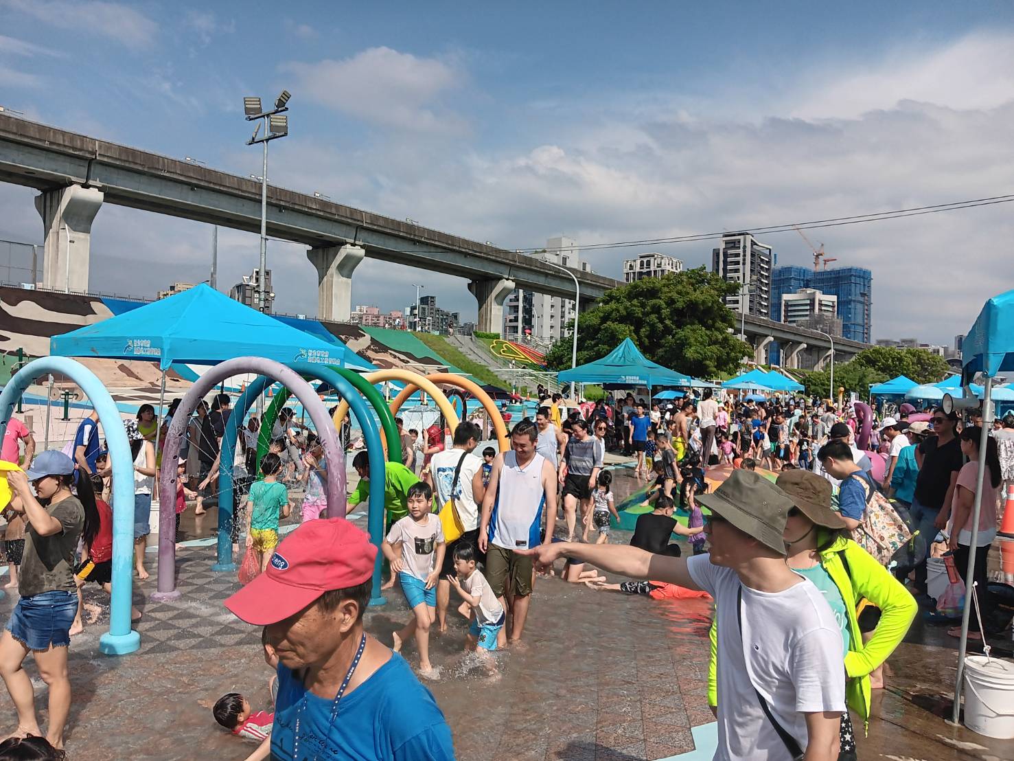 圖3+三重海世界水樂園開放以來已經吸引許多親子來戲水，假日人潮更是爆滿