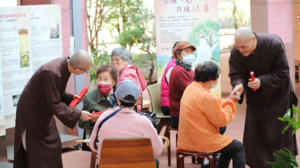 圖3，法師發春聯 0