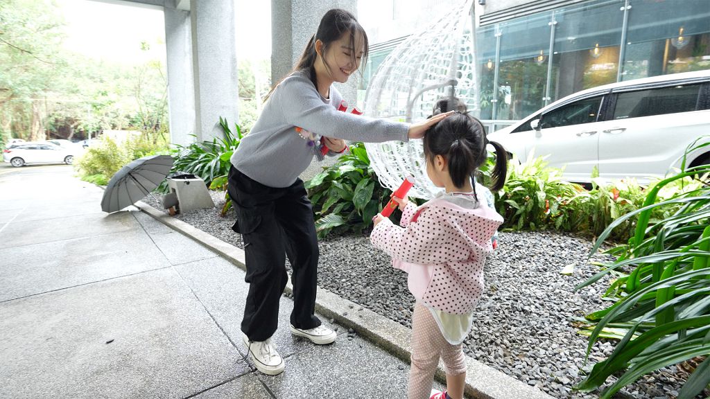 圖3，發春聯給小朋友