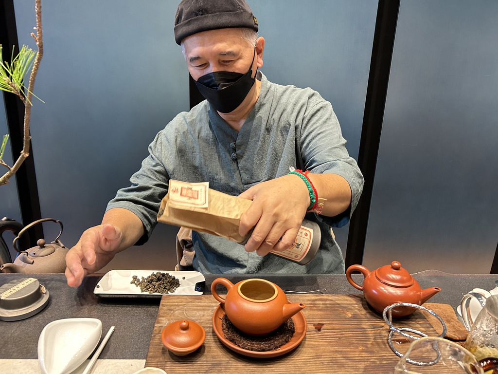 圖3，老師泡茶