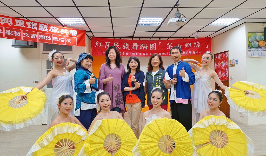 圖4.客家事務局局長林素琴(後排中)、中和區區長楊薏霖(後排左三)、中和區復興里里長尤