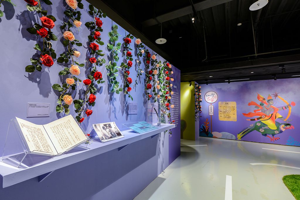 圖4，在世界宗教博物館6樓特展室展出的「神隊友巴士」特展，滿滿浪漫氛圍。