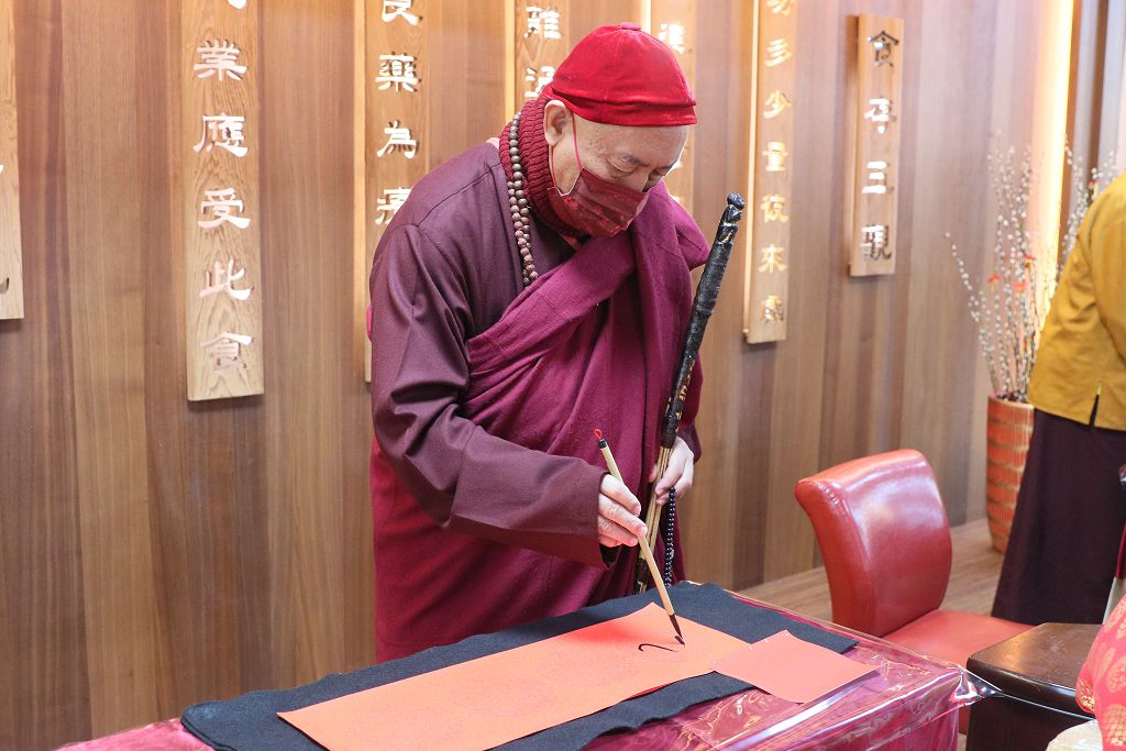 圖4，師父寫春聯