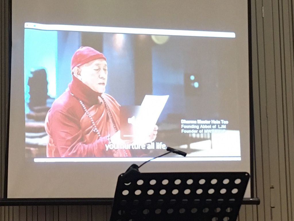圖4，會議上撥出心道法師影片