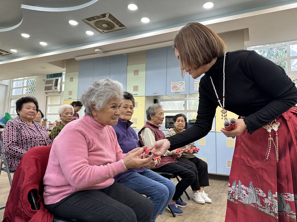 圖5，志工發春聯給貢寮區長者 0