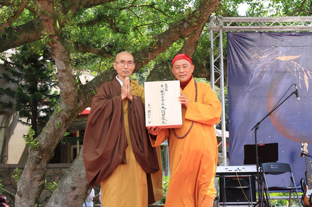 圖5，日本相生山德林寺住持高岡秀暢法師（左），致贈珍貴的「尼泊爾百八觀音木刻圖像