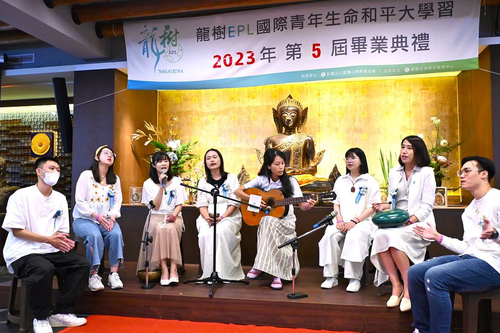 圖5，畢業生以愛如花如種作音聲供養