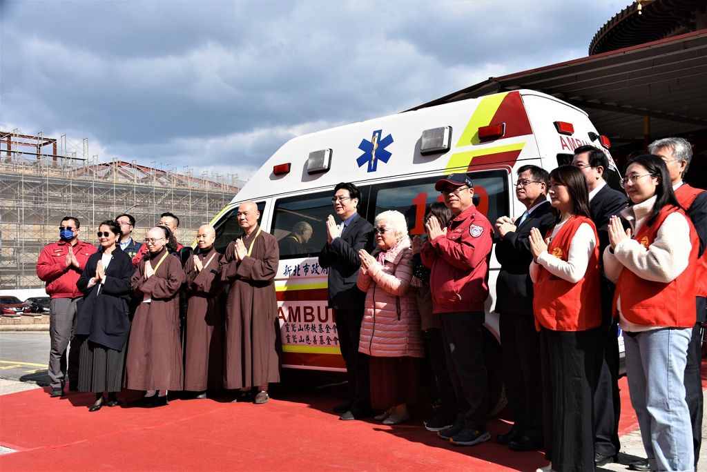圖5，靈鷲送暖 救護車
