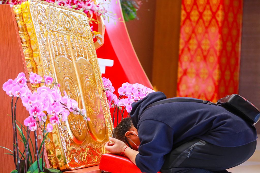 圖8，禮佛足