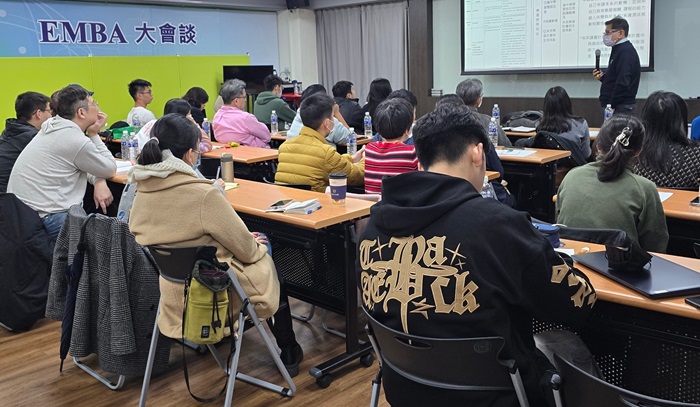 圖一小年夜當晚愛普倈教育顧問湧入眾多家長及同學，希望在過年期間就開始提前準備(圖 