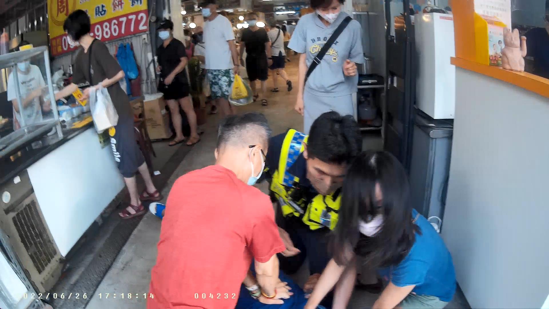 ▲ 南屯所員警接獲民眾報案，有一名男子倒臥於地即刻前往救援。(圖/記者謝榮浤翻攝)