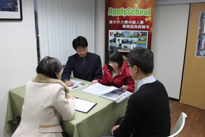 圖三愛普倈教育顧問與同學深度討論，為同學打造高分審查資料(照片提供愛普倈教育顧問)