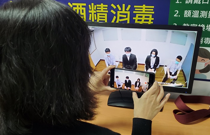 圖五 愛普倈教育顧問獨家實境演練訓練，家長可藉由內部轉播觀看同學面試實際狀況。(照