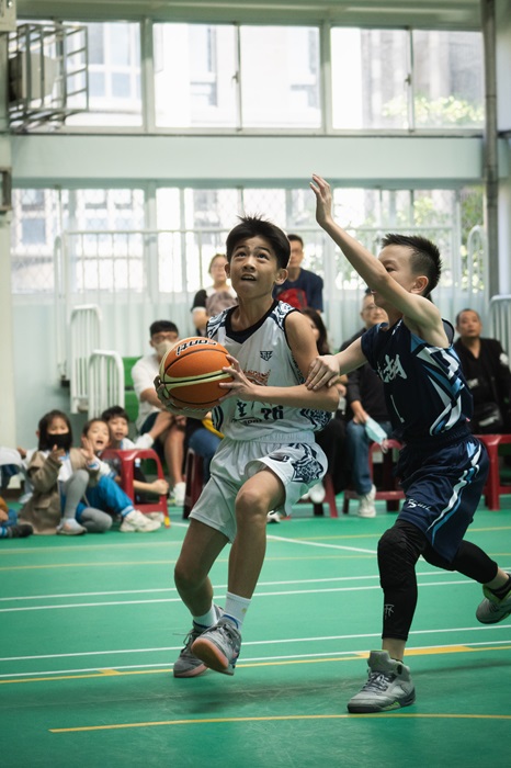 圖五博愛國小地主隊小朋友奮力上籃精神可佩