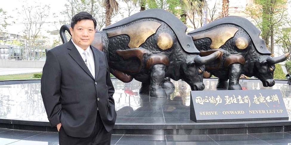 圖為億光葉寅夫董事長